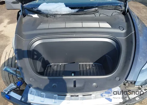 2024 Tesla Model Y Long Range Dual Motor All-Wheel Drive z USA, uszkodzony, nr VIN 7SAYGDEE9RA244223